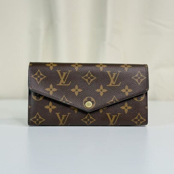 Louis Vuitton Monogram Canvas Wallet with Classic LV Logo Design - Picture 1 of 8